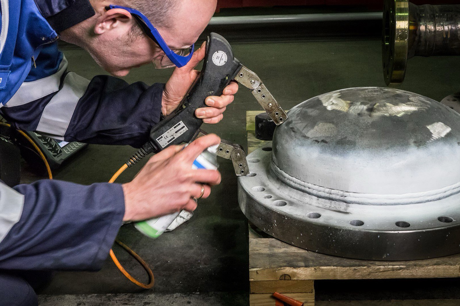 Magnetic particle inspection of a pressure vessel head weld